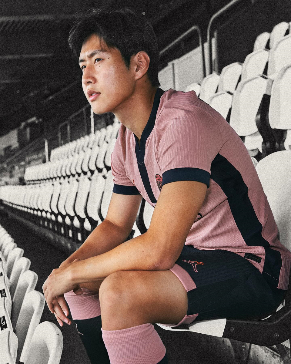 Áo thi đấu sân khách thứ hai của PSG của mùa giải 2024-25