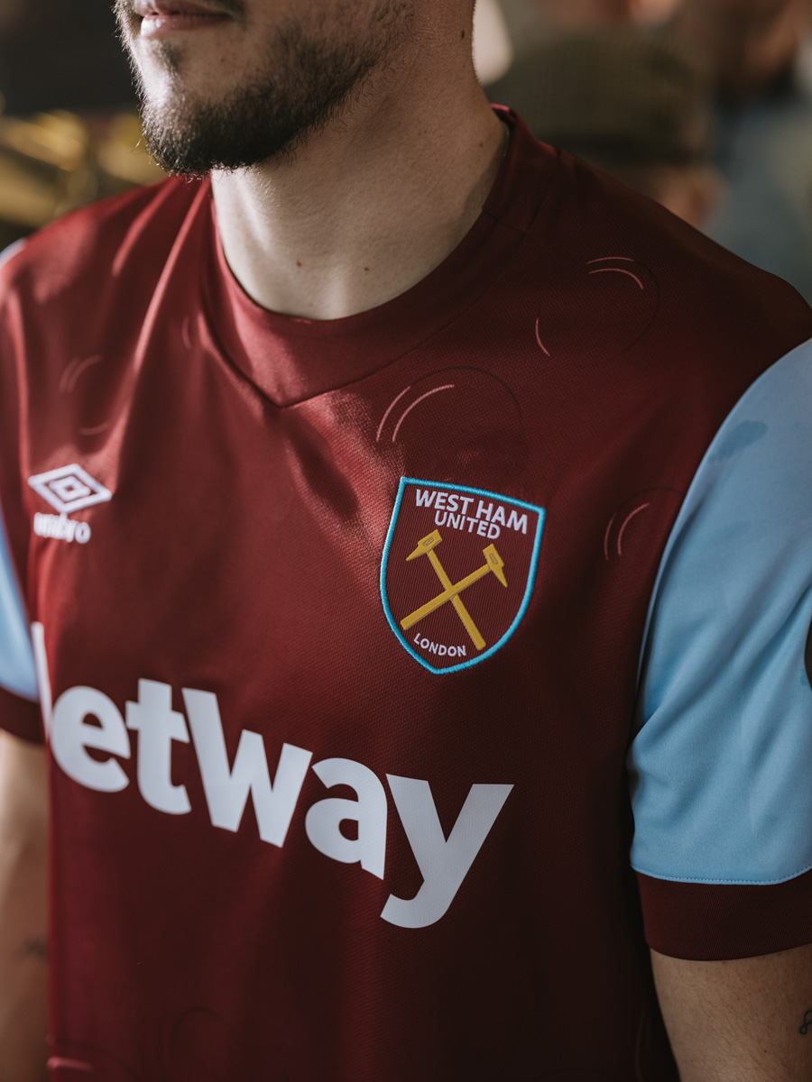 Áo đấu sân nhà của West Ham United 2023-24