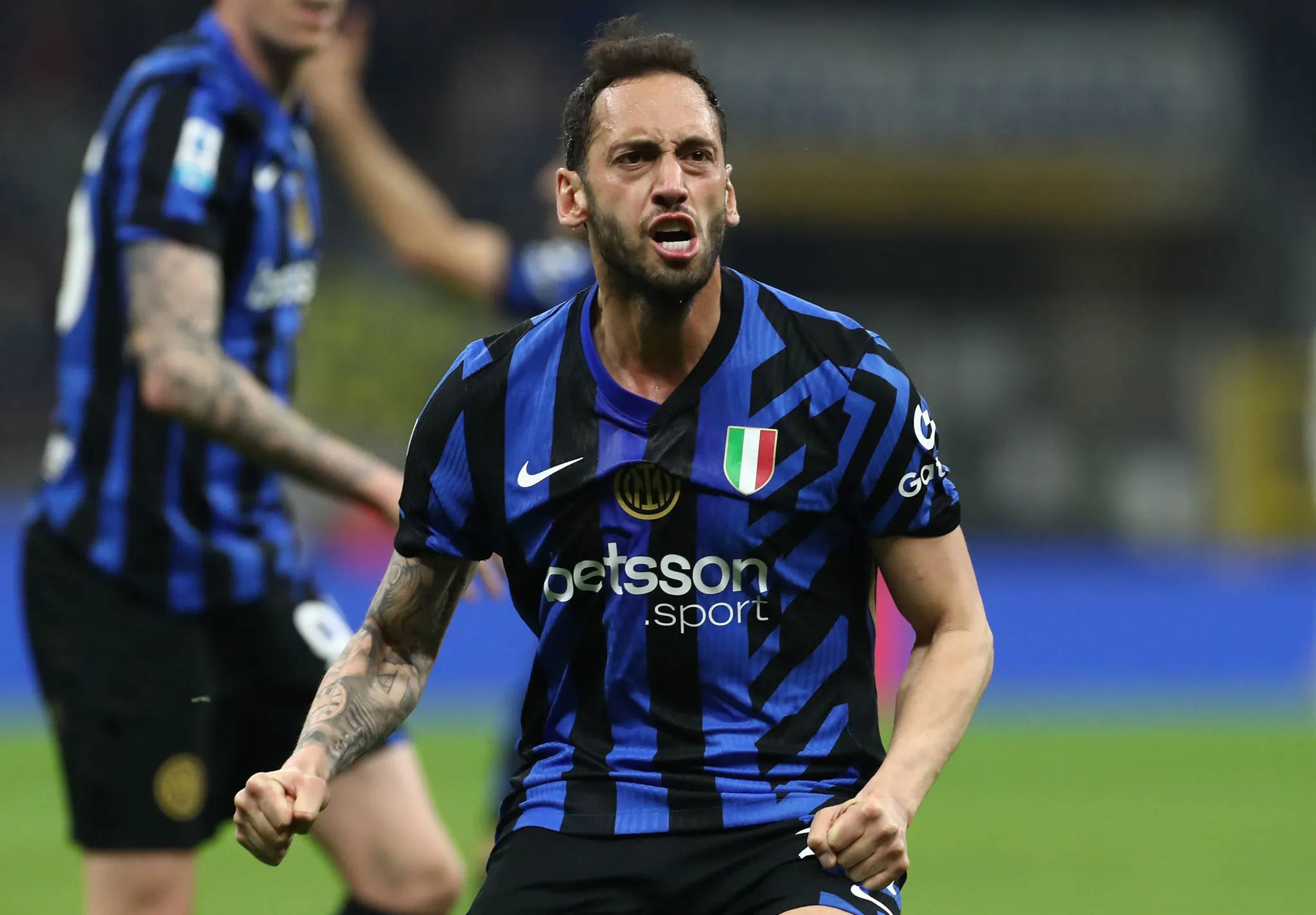 Galatasaray đề nghị mức lương cao cho Çalhanoğlu nhưng chỉ ra giá 15 triệu euro, trong khi Inter yêu cầu 40 triệu euro