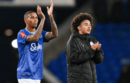 Ashley Young và con trai không thể cạnh tranh trên cùng một sân khấu