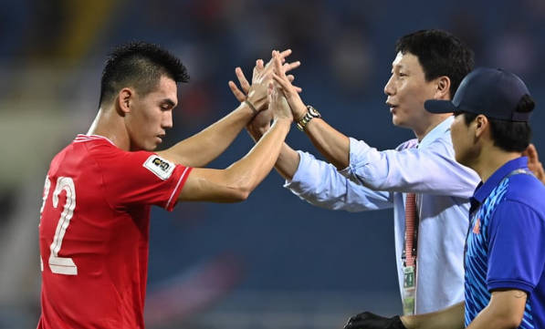 HLV Kim Sang-sik thử thêm cầu thủ Việt kiều cho tuyển Việt Nam