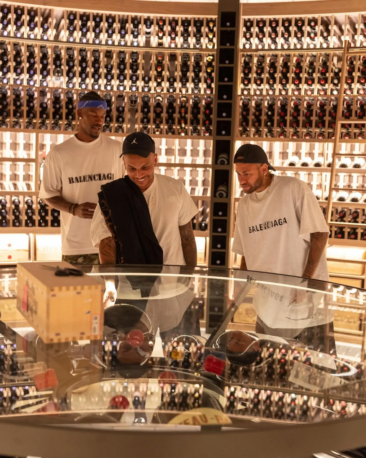 Từ Los Angeles đến Las Vegas! Neymar đăng ảnh ở Mỹ: chơi bài Poker, gặp bạn bè, xem bóng đá