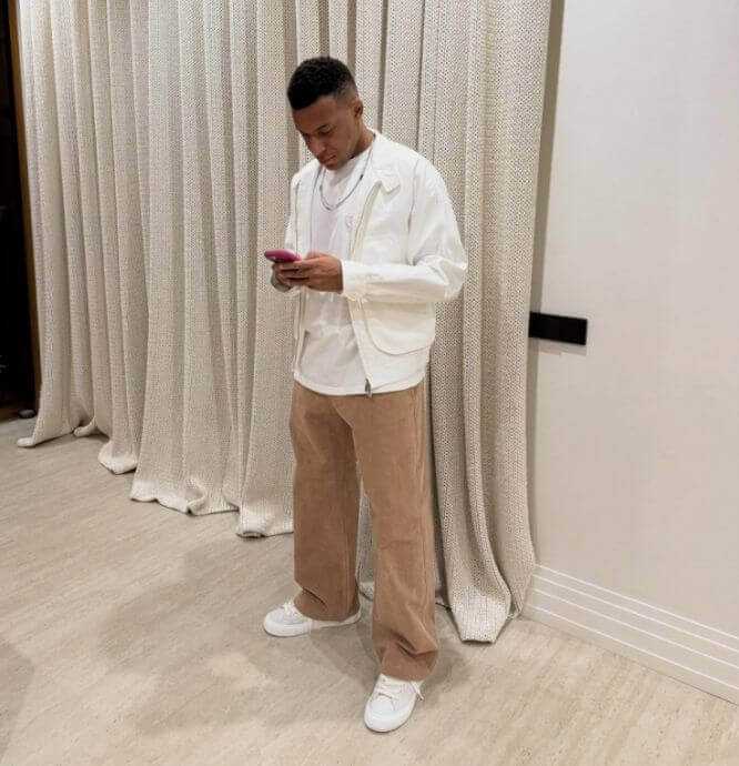 Mbappe chia sẻ ảnh đời thường và thi đấu: Thư giãn tận hưởng thời gian