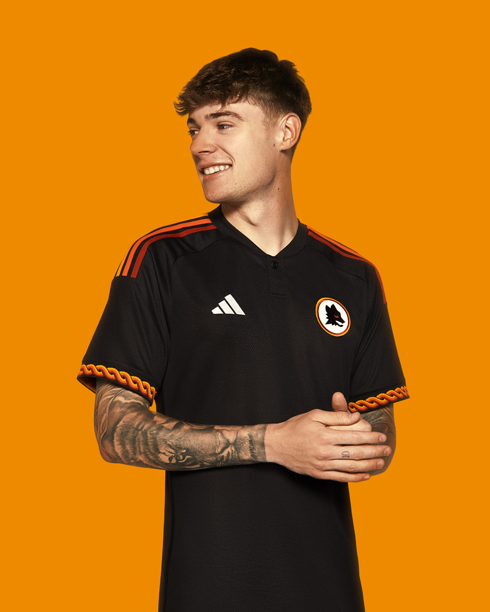 Áo sân khách thứ hai của AS Roma 2023-24