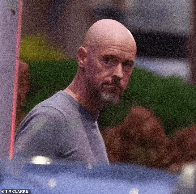 Sau khi trở lại quê nhà, cha mẹ của Ten Hag đã đến thăm ông, ông được người dân quê nhà thông cảm và chào đón