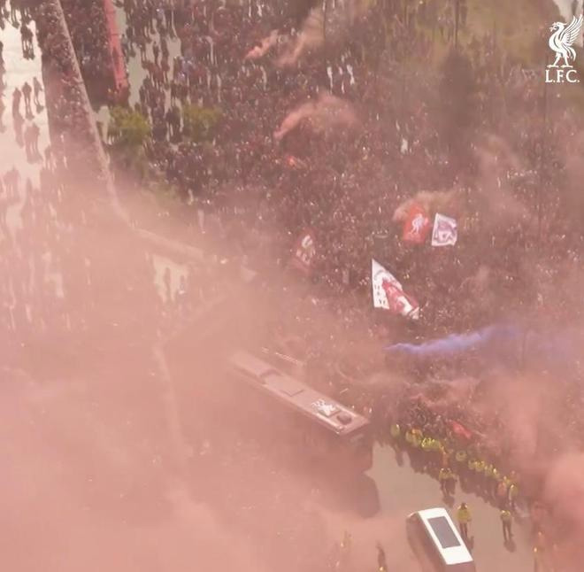 CĐV Everton mua 10,000 quả pháo xanh và thay vỏ ngoài thành màu đỏ, đã lừa dối CĐV Liverpool