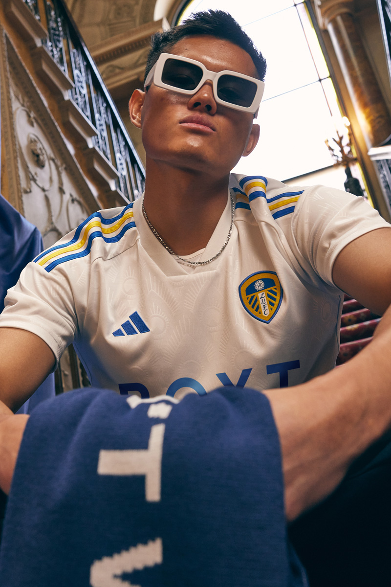 Áo đấu sân nhà của Leeds United 2023-24