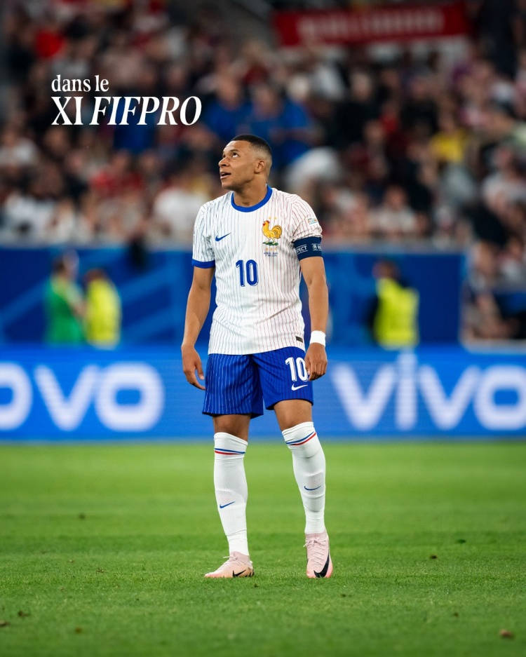 Đội tuyển Pháp chính thức đăng tải poster chúc mừng Mbappé lọt vào đội hình tiêu biểu FIFPRO năm nay