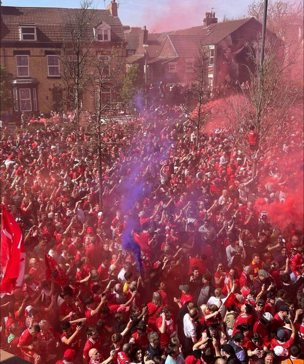 CĐV Everton mua 10,000 quả pháo xanh và thay vỏ ngoài thành màu đỏ, đã lừa dối CĐV Liverpool