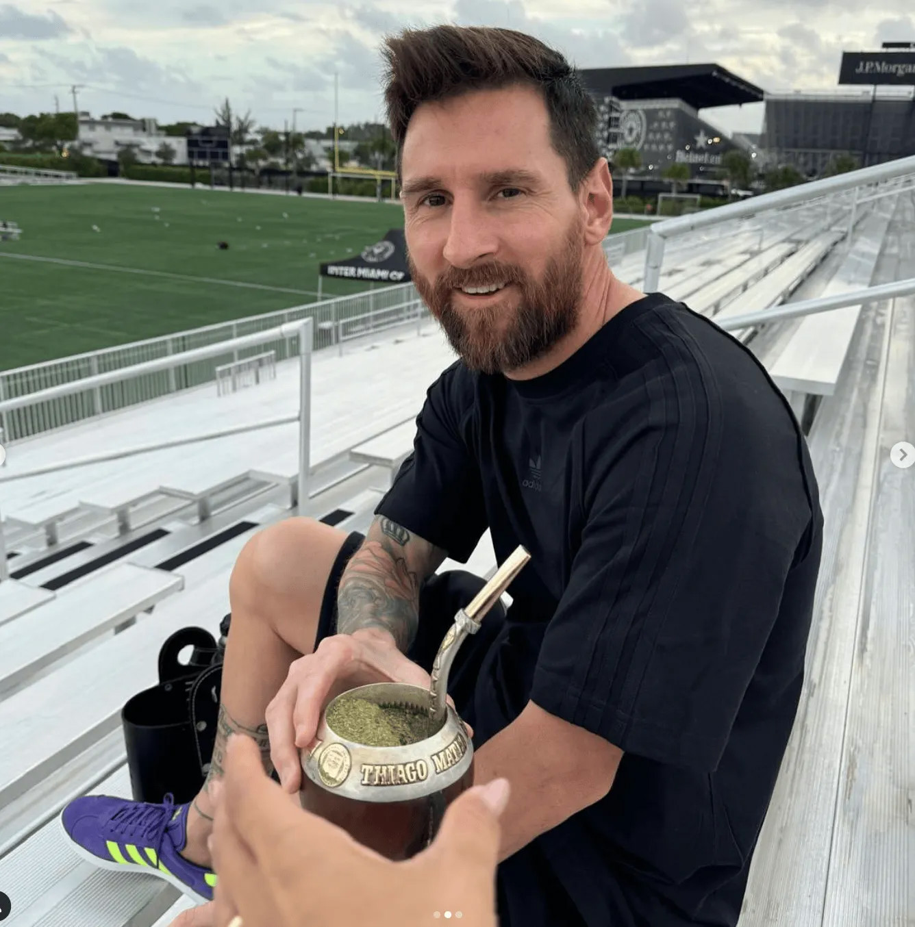 Nhàn nhã! Messi ngồi trên khán đài uống trà mate