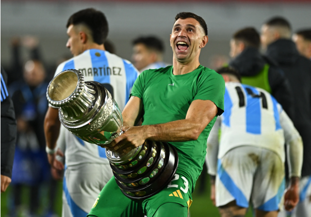 FIFA chính thức thông báo: Emiliano Martínez bị treo giò 2 trận vì màn ăn mừng không lịch sự