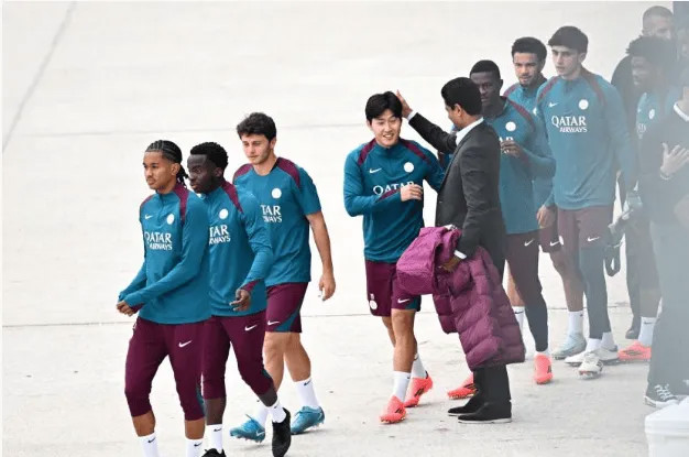 Sau thất bại trước Atletico Madrid, Nasser đi thăm các cầu thủ Paris, nhấn mạnh sự đoàn kết và ủng hộ Enrique