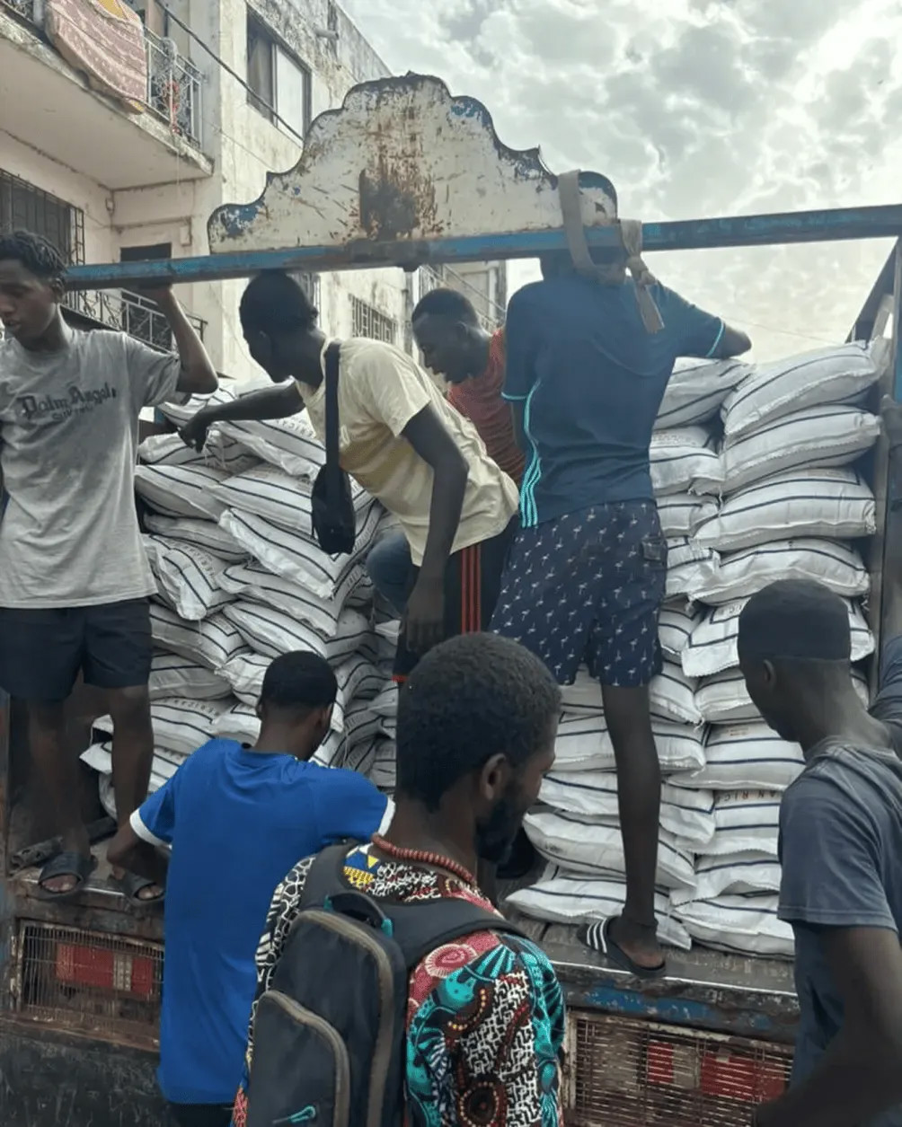 Jackson đã mua vài xe tải thực phẩm để tặng người dân ở quê hương