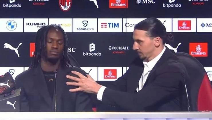Ibrahimovic chỉnh tư thế ngồi của tân binh Bondo trong buổi họp báo của Milan