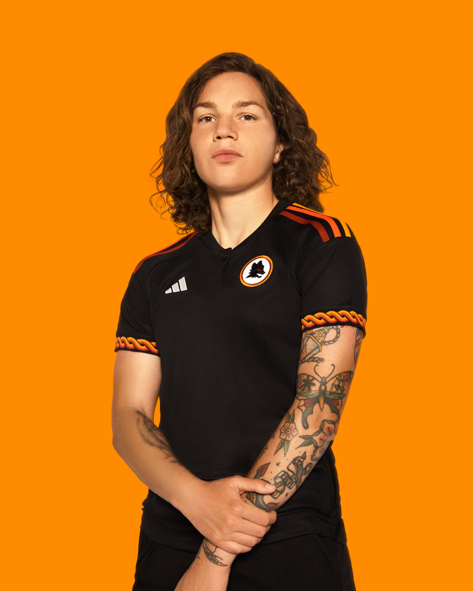 Áo sân khách thứ hai của AS Roma 2023-24