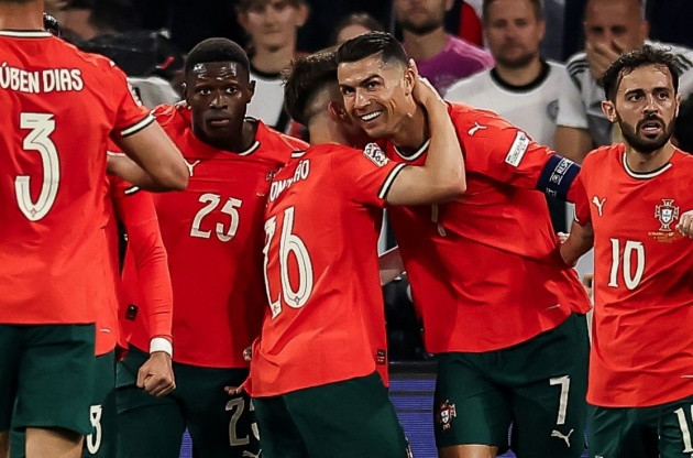 Fan Đức vỗ tay, ngả mũ trước Ronaldo