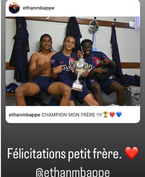 Ethan Mbappé giành chức vô địch cùng đội U19 Paris. Mbappé chúc mừng em trai.