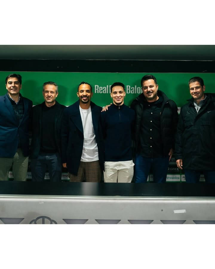 Anthony gia nhập Real Betis, gương mặt rạng rỡ.