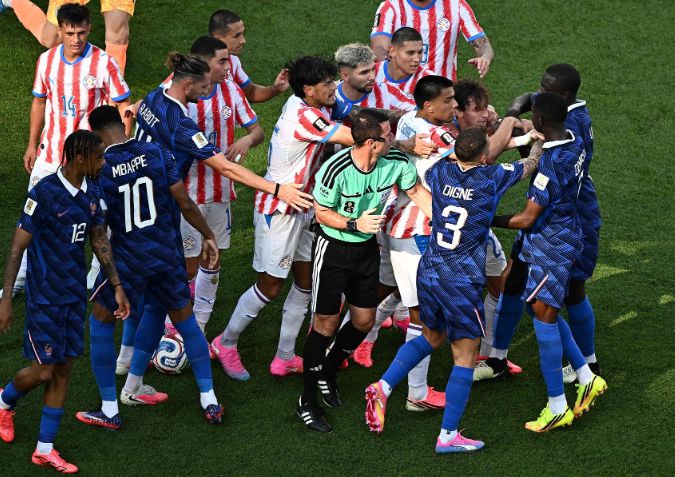 Longás chỉ trích trọng tài thiên vị: Phạm lỗi với Mbappe không thổi, chạm nhẹ vào Messi là có phạt