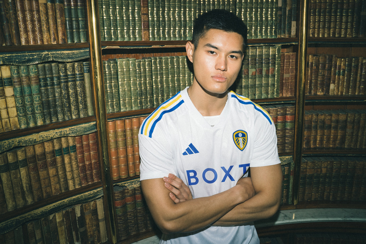 Áo đấu sân nhà của Leeds United 2023-24