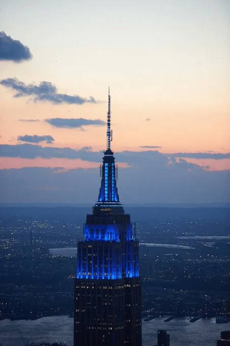 Tòa nhà Empire State ở New York thắp sáng màu xanh trong 1 giờ tối nay để ăn mừng Chelsea vô địch