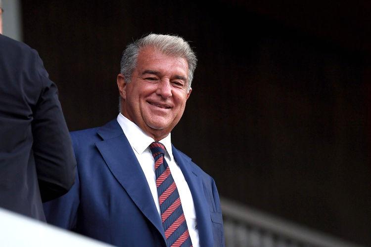 Đài SER: Laporta Xúc Động Chia Tay Phòng Thay Đồ Barca, Cầu Thủ Đứng Dậy Vỗ Tay Tiễn Biệt