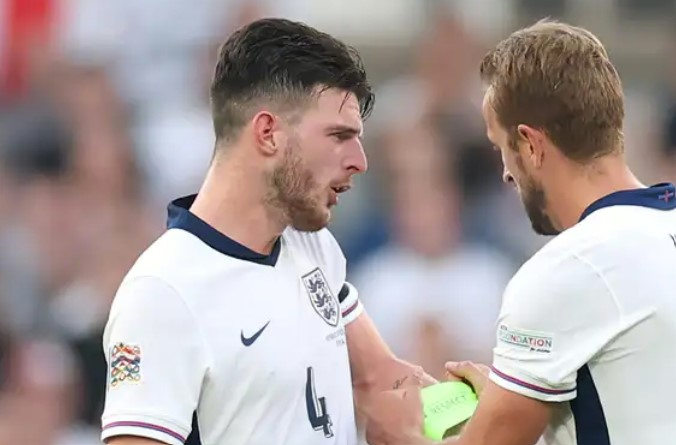 Rice khiêm tốn từ chối băng đội trưởng tuyển Anh