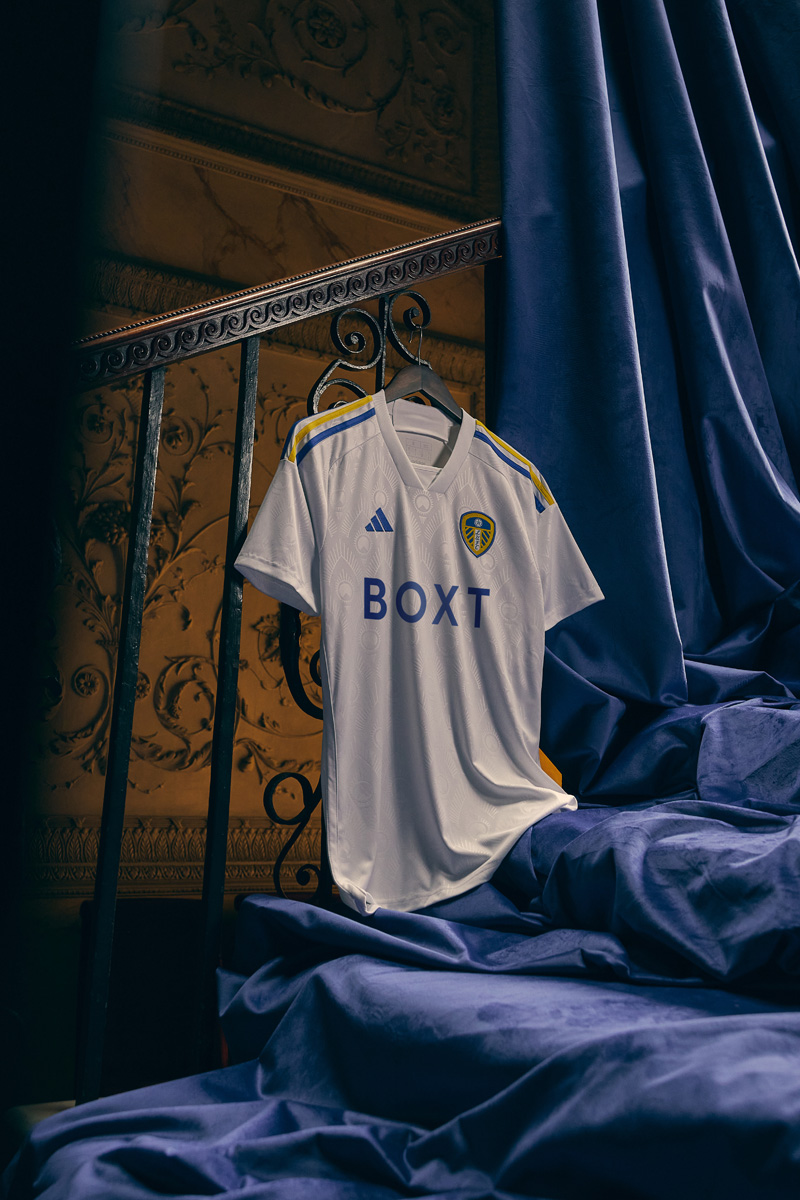 Áo đấu sân nhà của Leeds United 2023-24