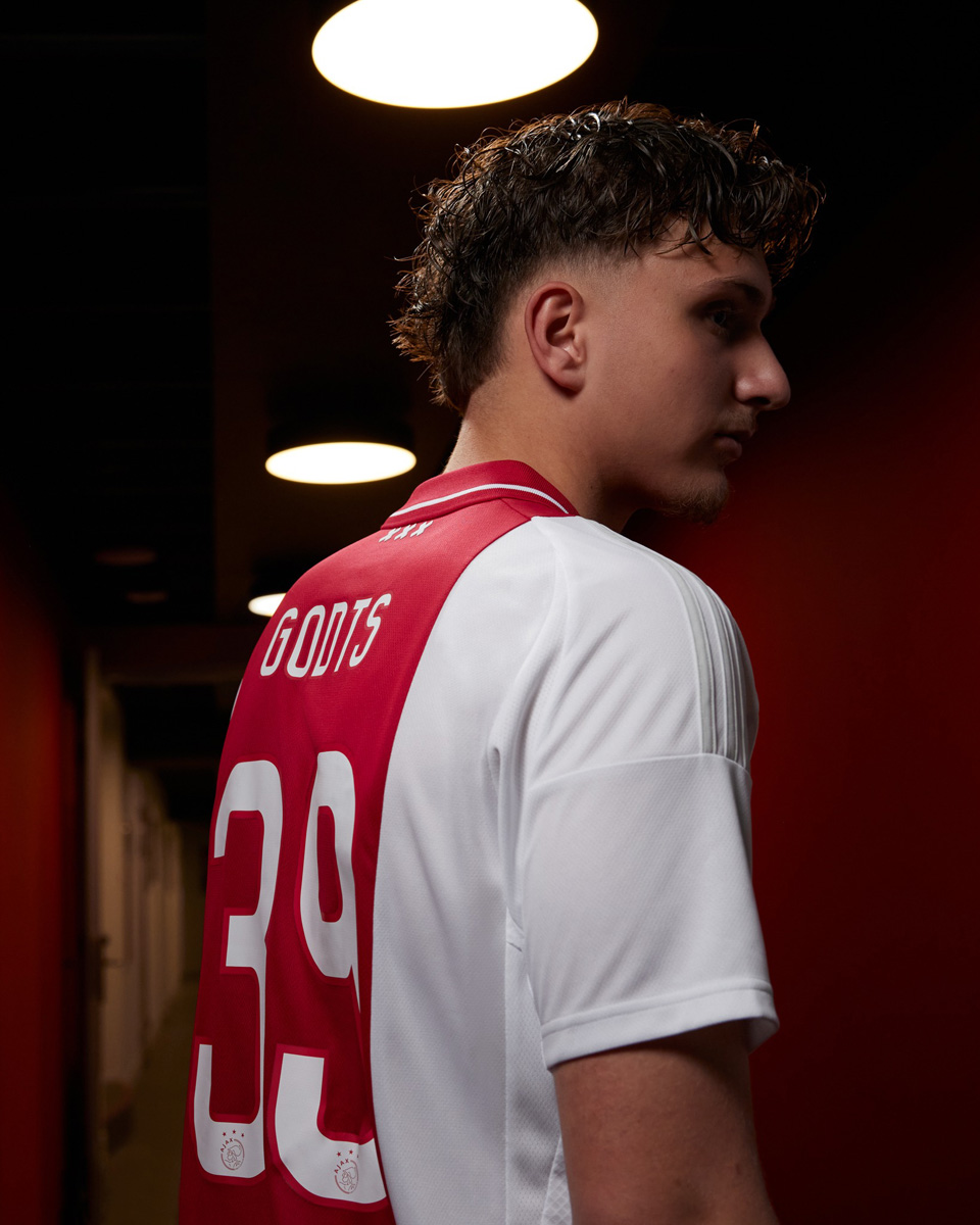 Áo đấu sân nhà Ajax cho mùa giải 2024-25