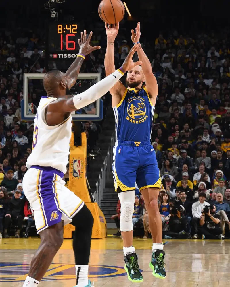 Trận đấu giữa Lakers và Warriors thu hút rất nhiều khán giả