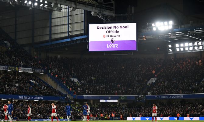 Stamford Bridge Stalemate: Neto Cancels Out Martinelli's Strike in London Derby
