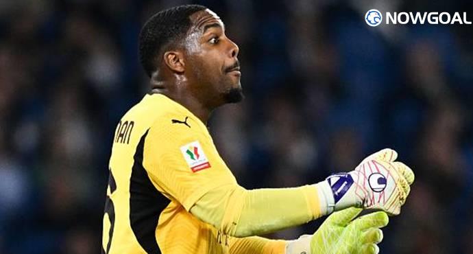 Chelsea Hesitates as AC Milan Sets High Price for Goalkeeper Mike Maignan