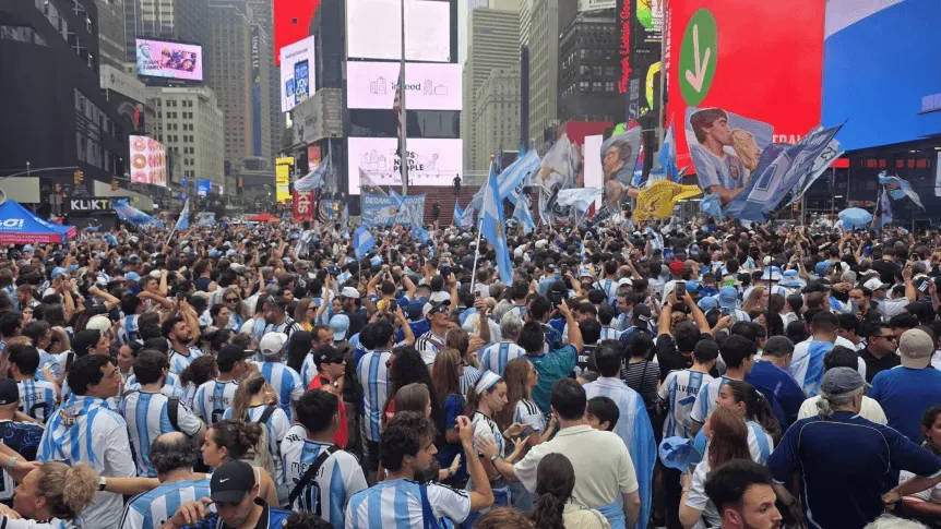 CĐV Argentina chiếm lĩnh Quảng trường Thời đại giữa mưa lớn, tạo nên một trong những màn cổ vũ lớn nhất World Cup 2026