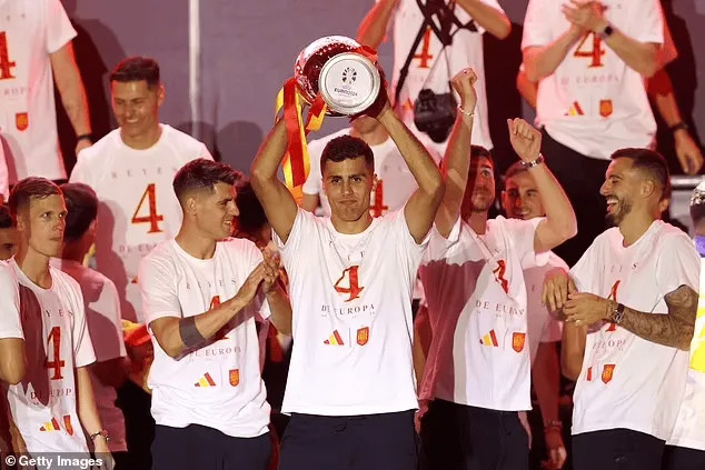 Manchester City lo lắng Rodri có lẽ bị cấm thi đấu khi đá Champions League