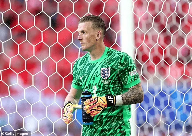 Lineker: Đối thủ sẽ nhìn lén tin chiến thuật trên chai nước của Pickford, anh ấy phải viết tin đó trên giấy