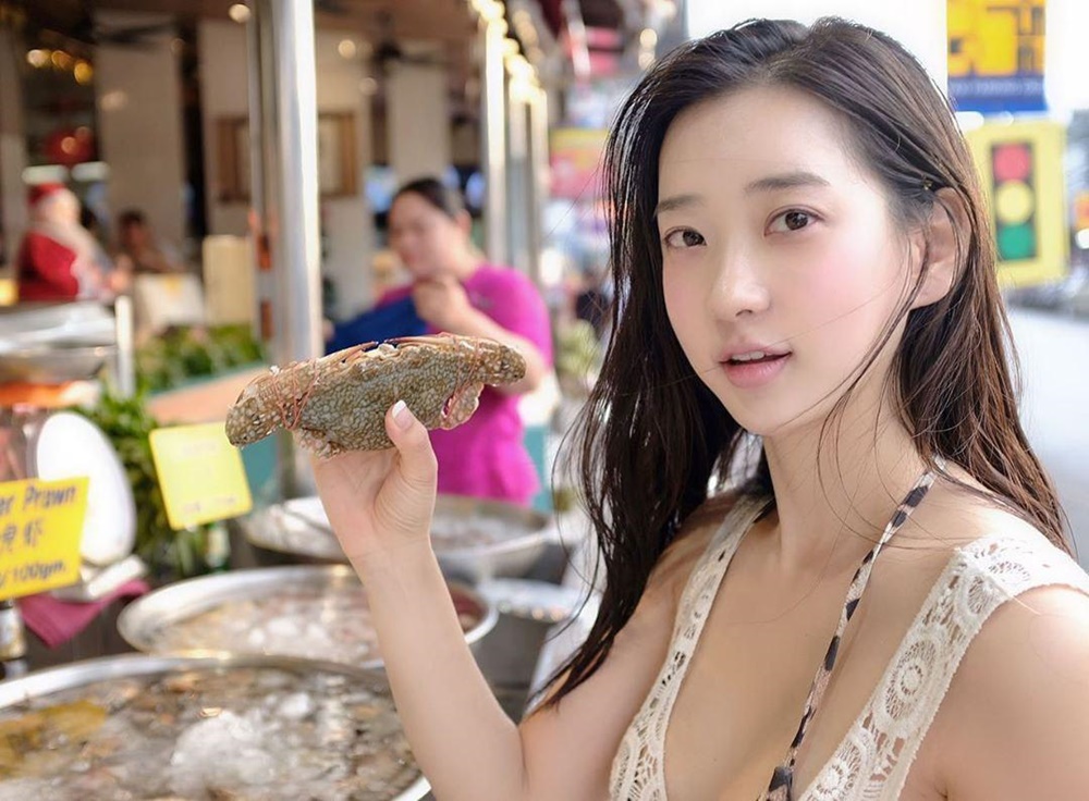 ภูเก็ตร้อนฉ่า ! ชินแจอึน นางแบบเกาหลี บินถ่ายเซ็กซี่ แชะภาพกินอาหาร เห็นแล้วน้ำลายหก