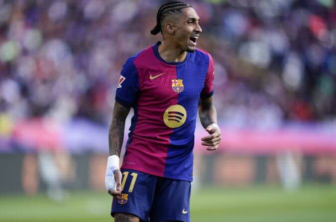 Raphinha tiết lộ từng muốn sang Ả Rập, nhưng Flick đã giữ anh ở lại Barca