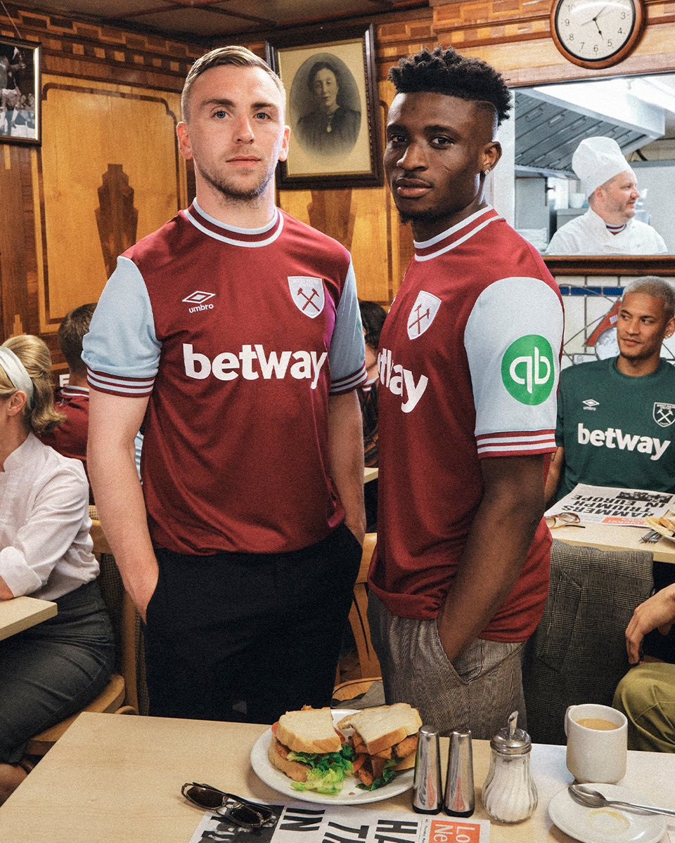 Áo đấu sân nhà của West Ham United cho mùa giải 2024-25