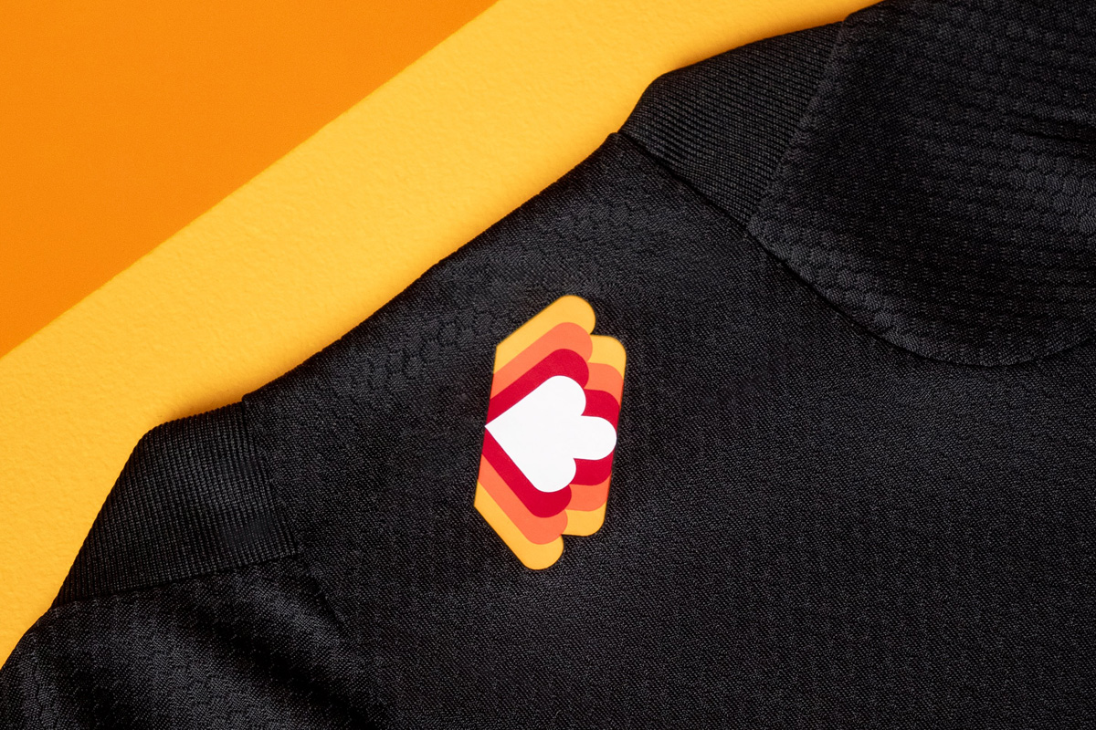 Áo sân khách thứ hai của AS Roma 2023-24