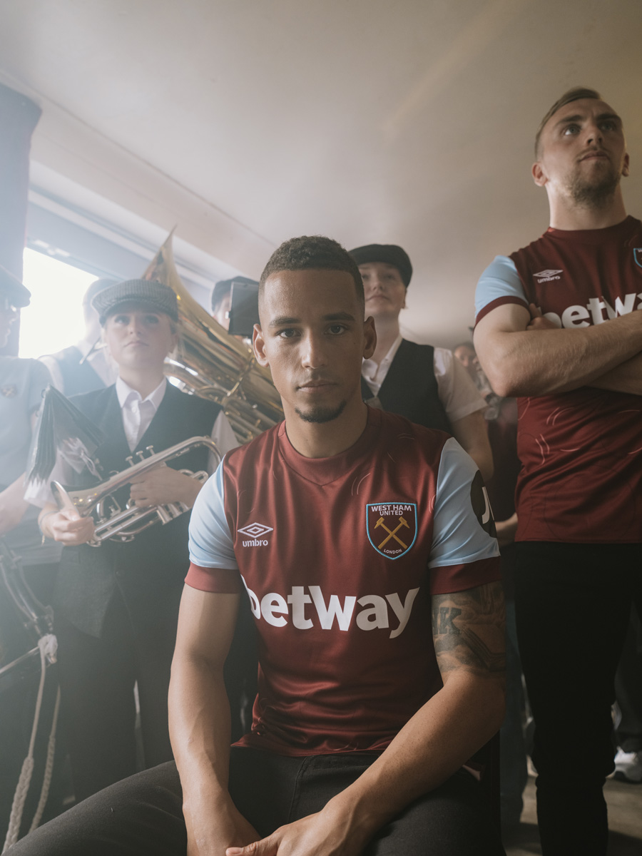 Áo đấu sân nhà của West Ham United 2023-24
