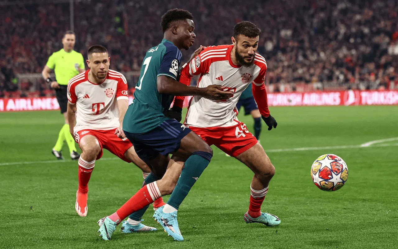 West Ham/Bayern/Manchester United đang đàm phán thương vụ 2 cầu thủ giữa 3 đội, Mazraoui sẽ thay thế Wan-Bissaka