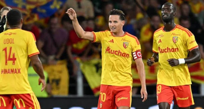 Thauvin Shines as 10-Man Lens Holds Off Lyon in 2–1 Thriller