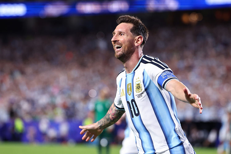 5 Quả bóng Vàng đương nhiệm đều ra sân ở vòng đầu: Messi lập hat-trick, Ronaldo và Rodri hòa