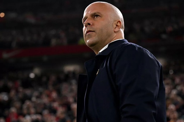 HLV Arne Slot cảnh giác với ngôi đầu bảng, nhắc đến sự cạnh tranh từ Arsenal và Man City