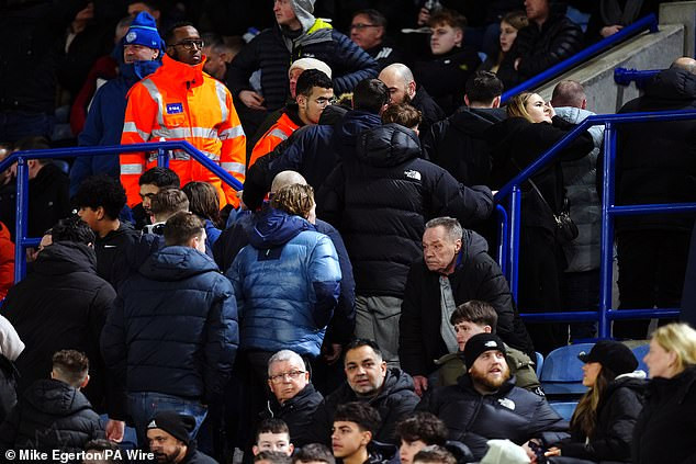 Thua Thảm Hại, Hàng Trăm CĐV Leicester Bỏ Về Giữa Trận: Biểu Tình Phản Đối Ban Lãnh Đạo!