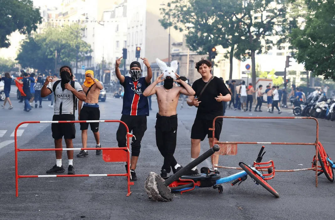 Hỗn loạn! Hàng nghìn CĐV gây rối ở trung tâm Paris, cảnh sát bắt giữ hơn 200 người