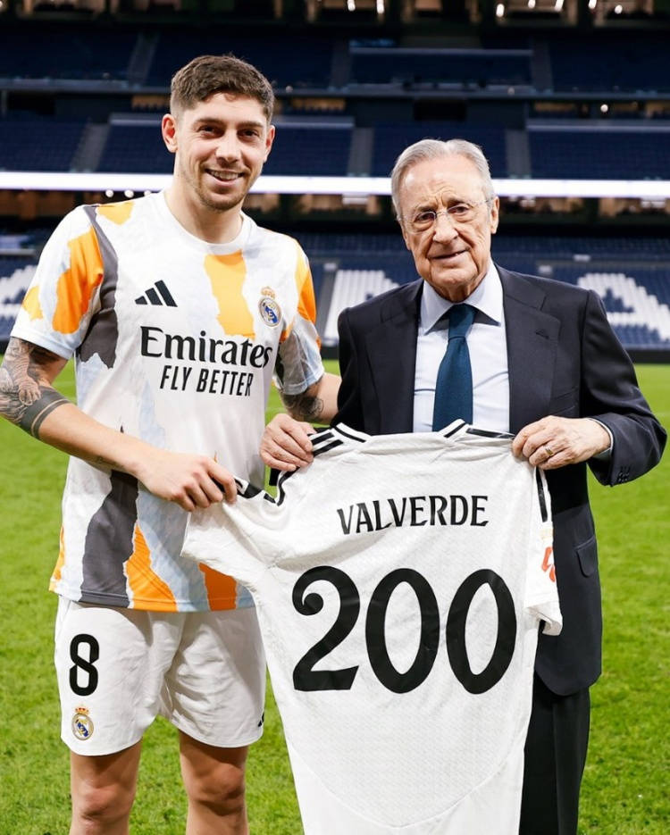 Valverde đã khoác áo Real Madrid thi đấu 200 trận tại La Liga, được tặng chiếc áo kỷ niệm