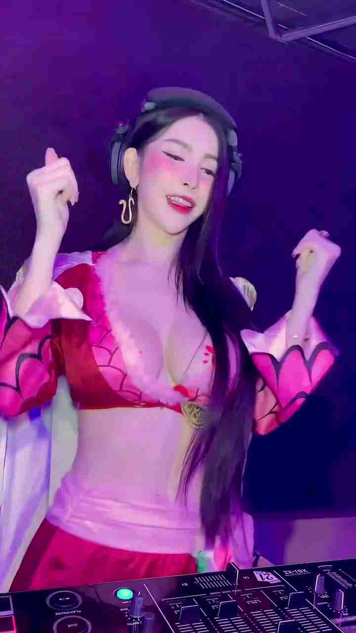 ไอซ์ อลิษา ไอดอลสาวสุดแซ่บ คอสเพลย์โบอา One Piece ก่อนขึ้นเขย่าเวที