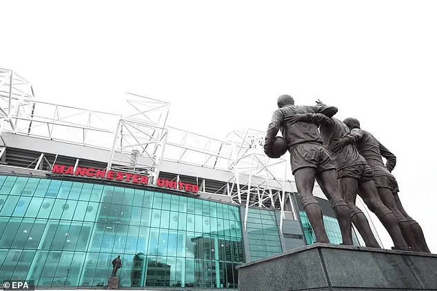 CĐV người phụ nữ phân biệt chủng tộc với người dẫn chương trình Manchester United, bị cấm xem trận đấu và có thể bị bắt