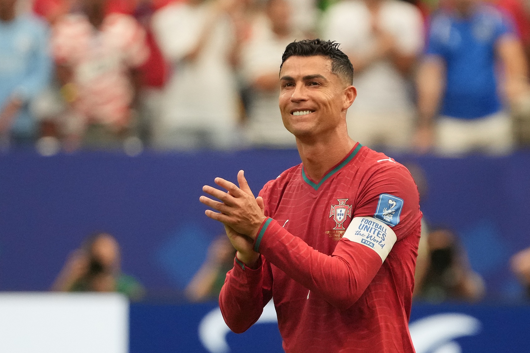 Tin đồn Ronaldo sắp chia tay ĐT Bồ Đào Nha? Phóng viên tiết lộ anh chỉ còn thi đấu thêm một trận nữa